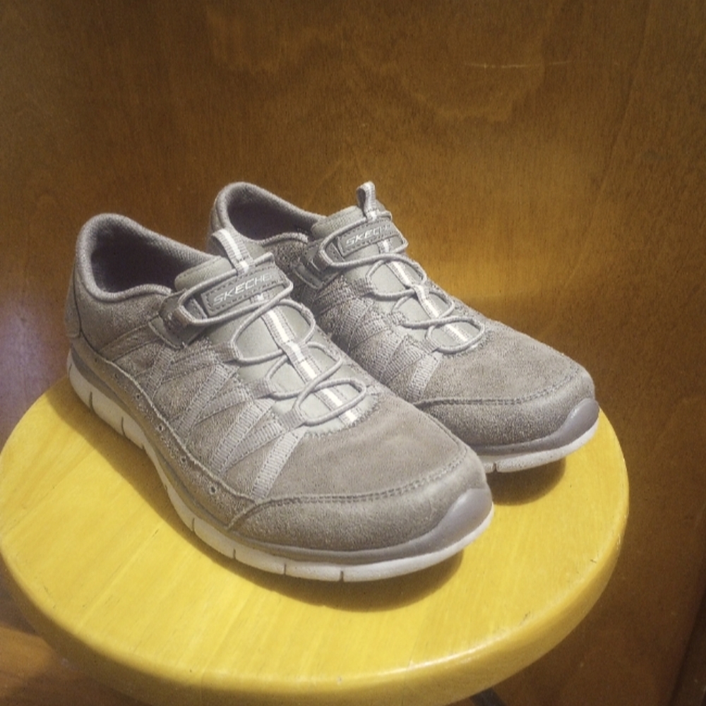 Skechers Memory Foam Slip Ins Ladies Shoes Size 6.5